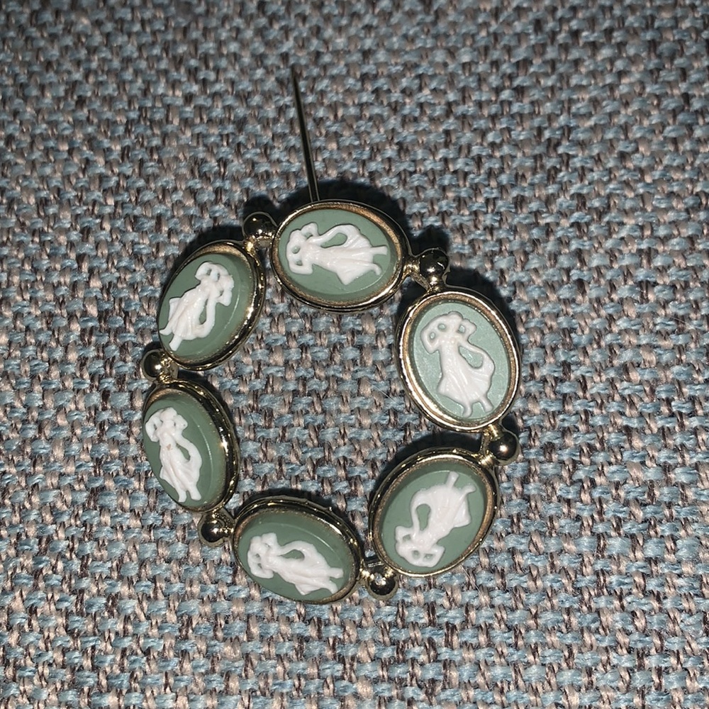 VINTAGE CAMEO BROOCH silver-toned. Cameos look green but they’re blue - Picture 3 of 3